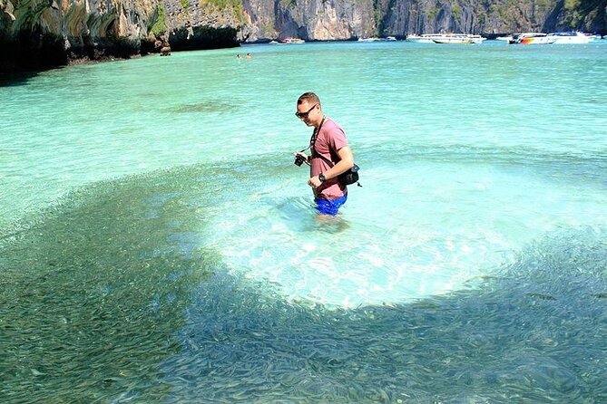 PHUKET: Phi Phi Island by Luxury Cruise"Exc. Gold Class VIP"Lunch - Buffet lunch on Phi Phi Don: fuel without complicating the day